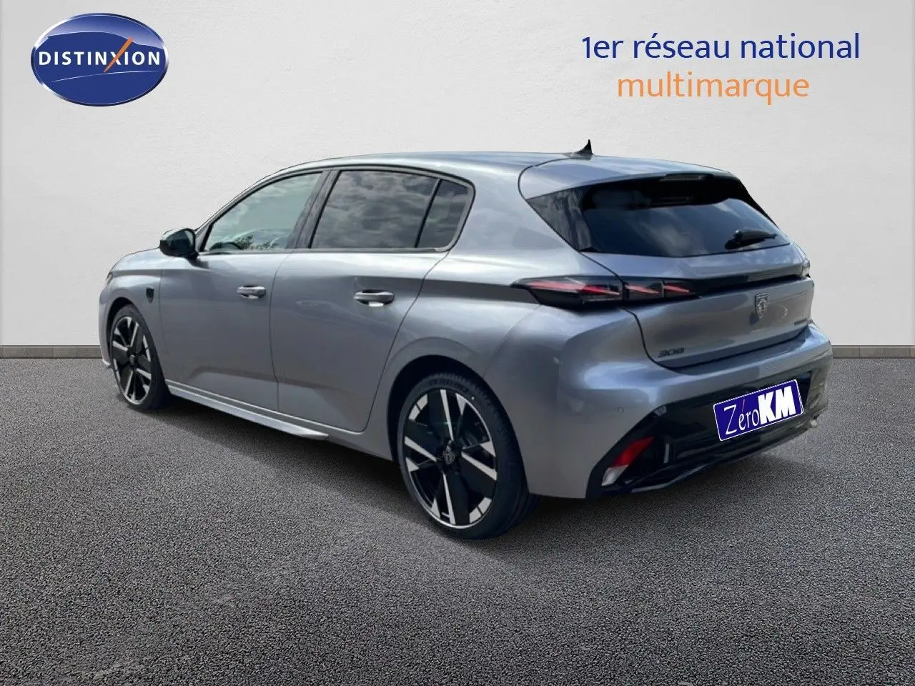 Vue 3/4 arrière droite d'une Peugeot 308 gris Artense métal, avec jantes noires et vitres teintées.