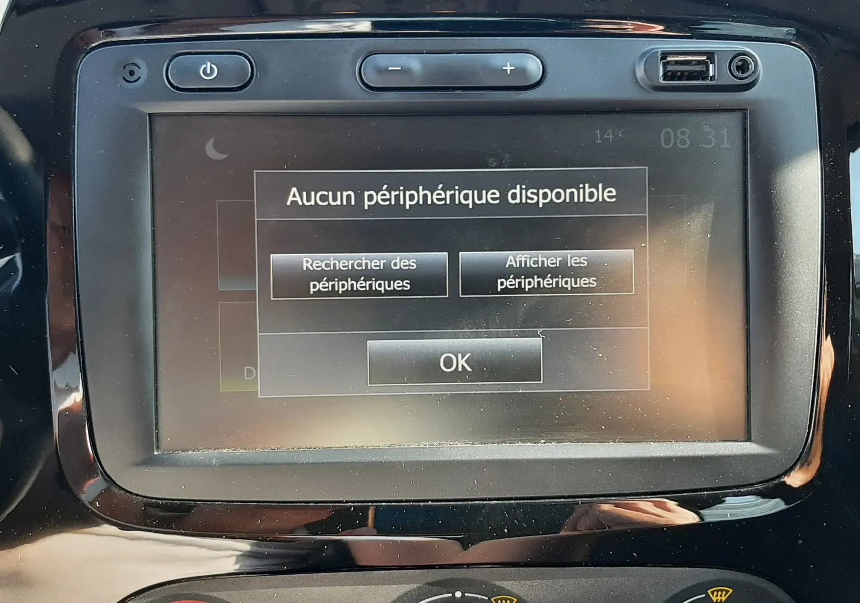 Écran tactile multimédia et commandes de climatisation du Renault Captur gris platine, vue rapprochée de la console centrale.