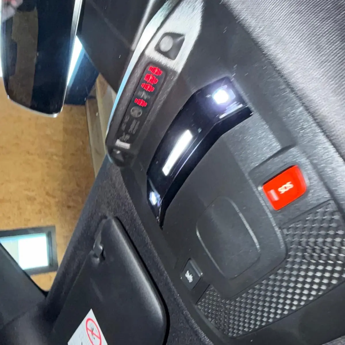 Détail du plafonnier intérieur noir avec éclairage LED et bouton SOS de la Peugeot 508 gris, vue en plongée.