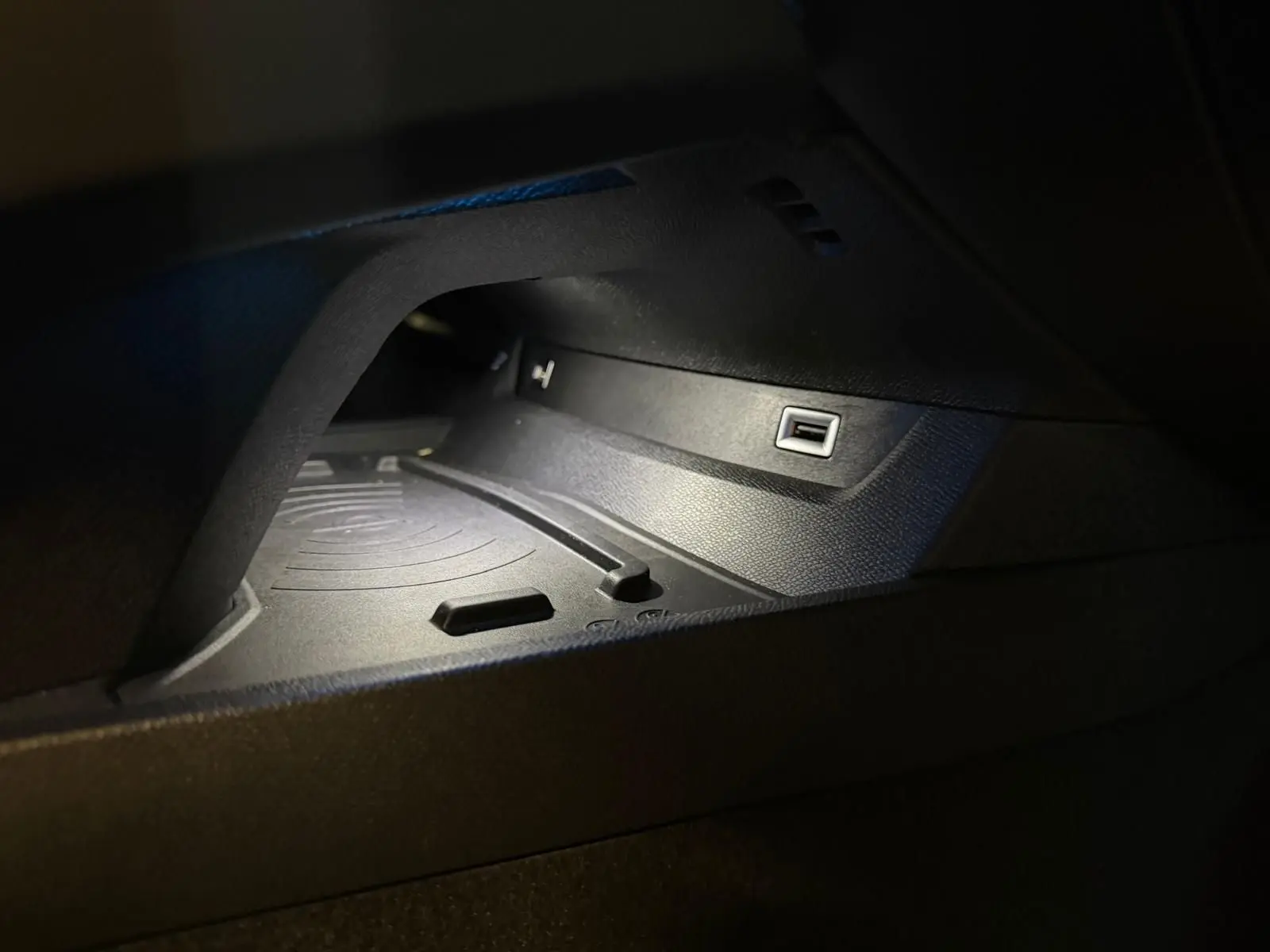 Gros plan sur la prise USB et le compartiment de rangement intérieur de la Peugeot 508 gris, éclairage tamisé.
