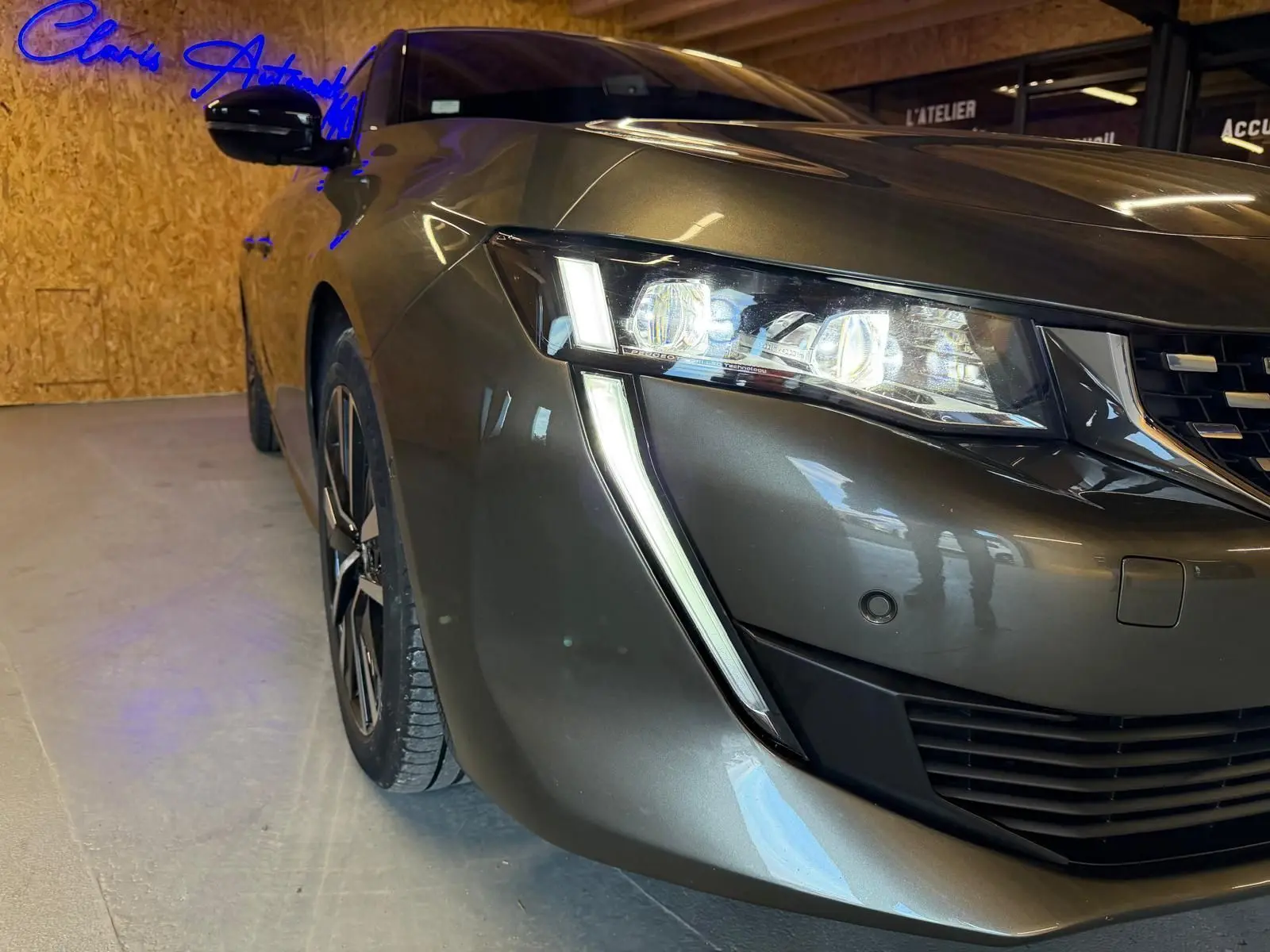 Vue 3/4 avant droit de la Peugeot 508 gris métallisé, mettant en valeur ses phares LED et jantes alu design.