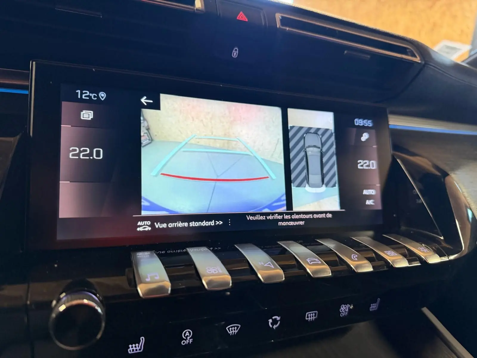 Vue rapprochée de l'écran tactile central affichant la caméra de recul et la température intérieure à 22°C dans une Peugeot 508 gris.