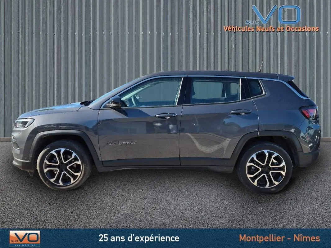 Vue latérale droite d'un Jeep Compass gris 2024 avec jantes alliage 18 pouces et rétroviseurs électriques rabattables.