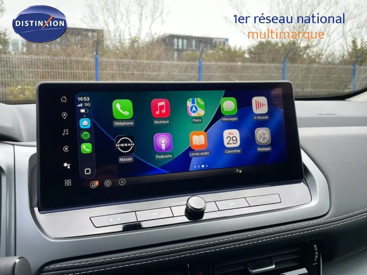 Écran tactile central du Nissan Qashqai 2025 en gros plan, affichant l'interface Apple CarPlay colorée.