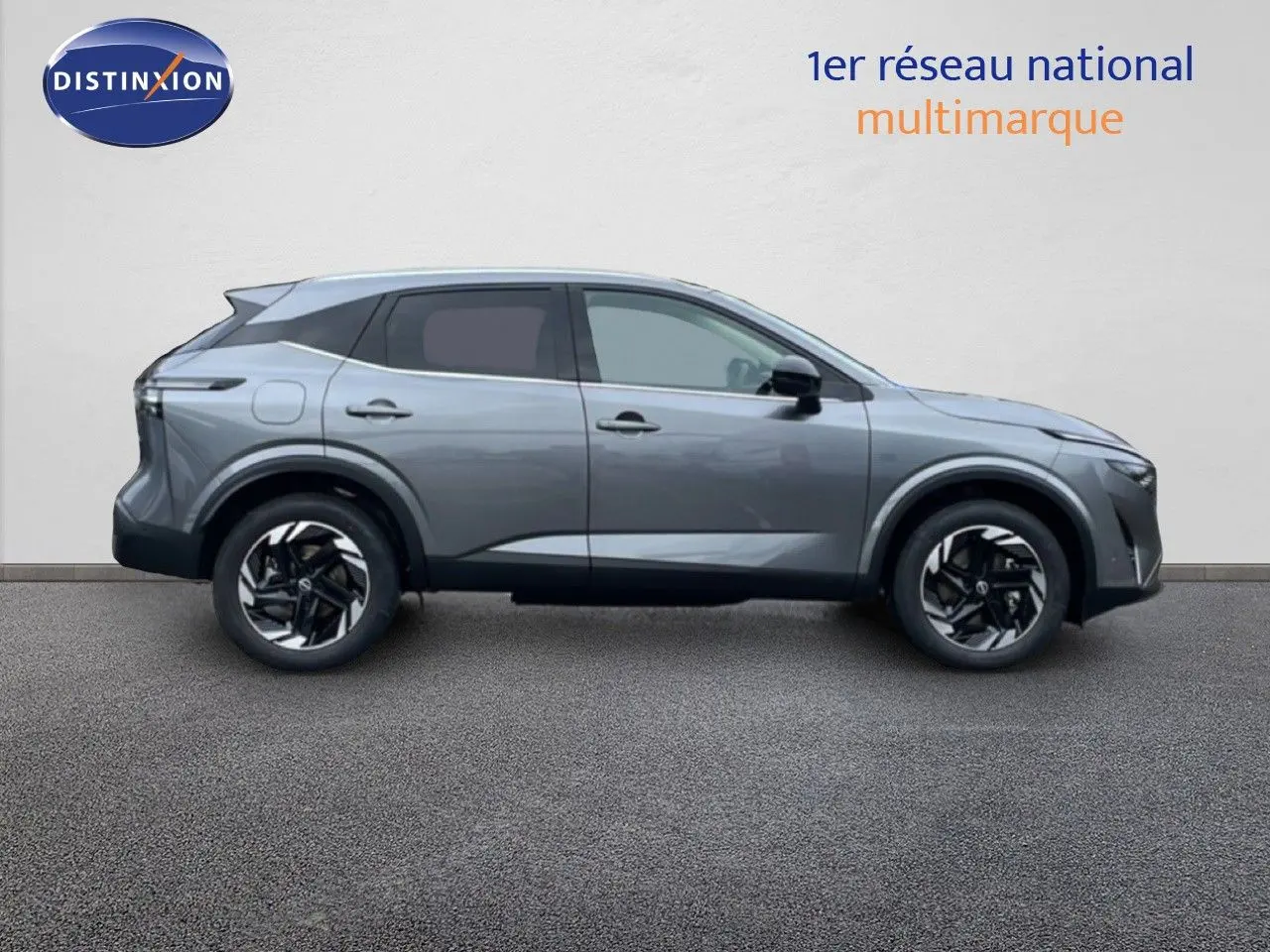 Vue de profil côté gauche du Nissan Qashqai 1.5 E-POWER gris squale métal avec jantes bi-ton.