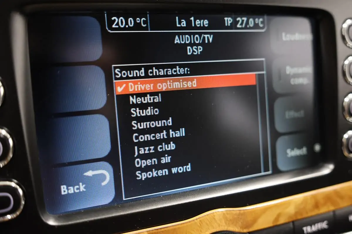 Écran central de la Bentley Continental Flying Spur 2006 montrant les réglages audio avec sélection "Driver optimised".