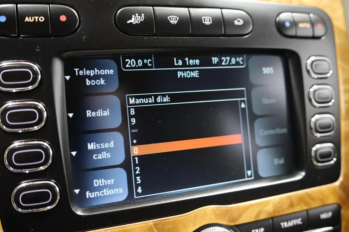 Écran central tactile du système multimédia de la Bentley Continental Flying Spur 2006 avec interface téléphone et boutons autour.
