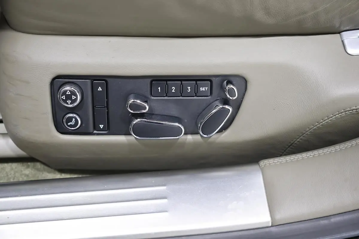 Commandes de réglage électrique des sièges en cuir beige à mémoire sur Bentley Continental Flying Spur 2006.