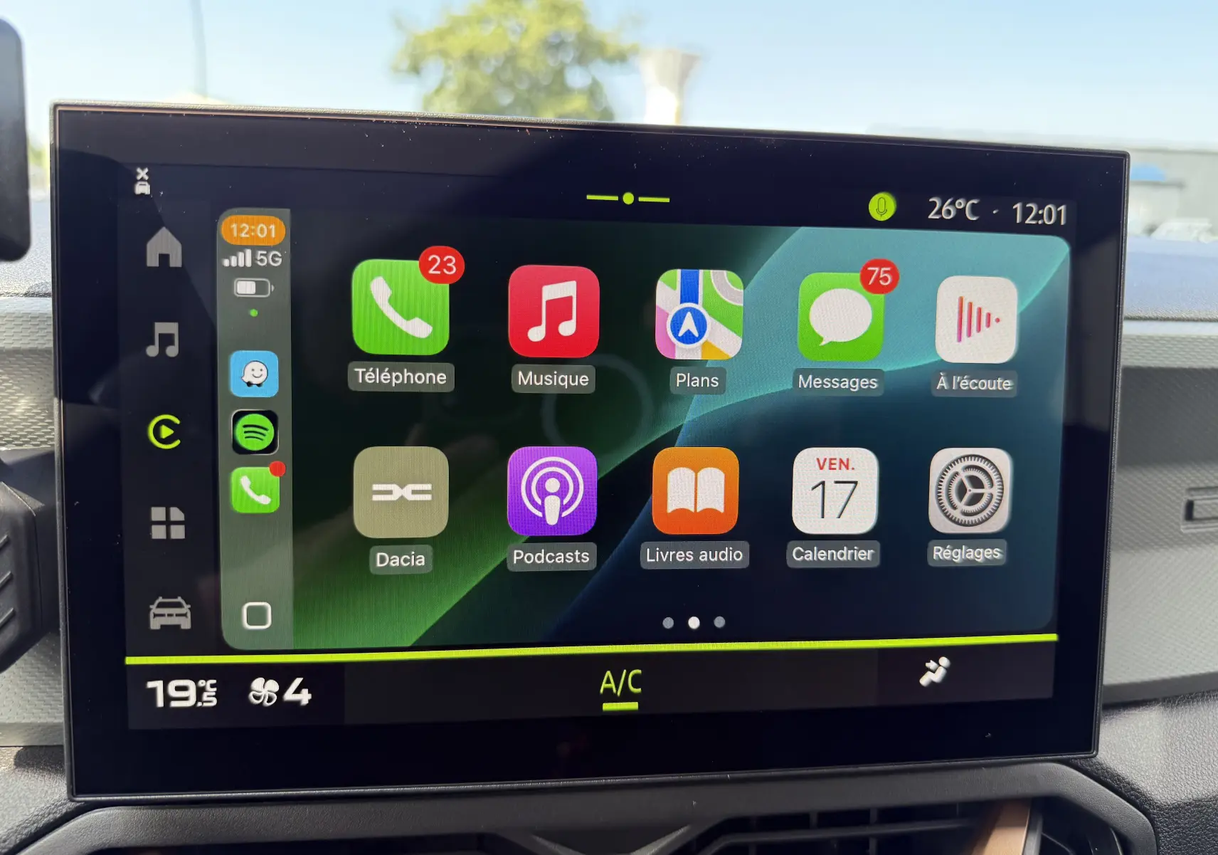 Écran tactile central du Dacia Duster Hybrid 155 Extreme 2026 affichant les applications connectées, vue intérieure frontale.