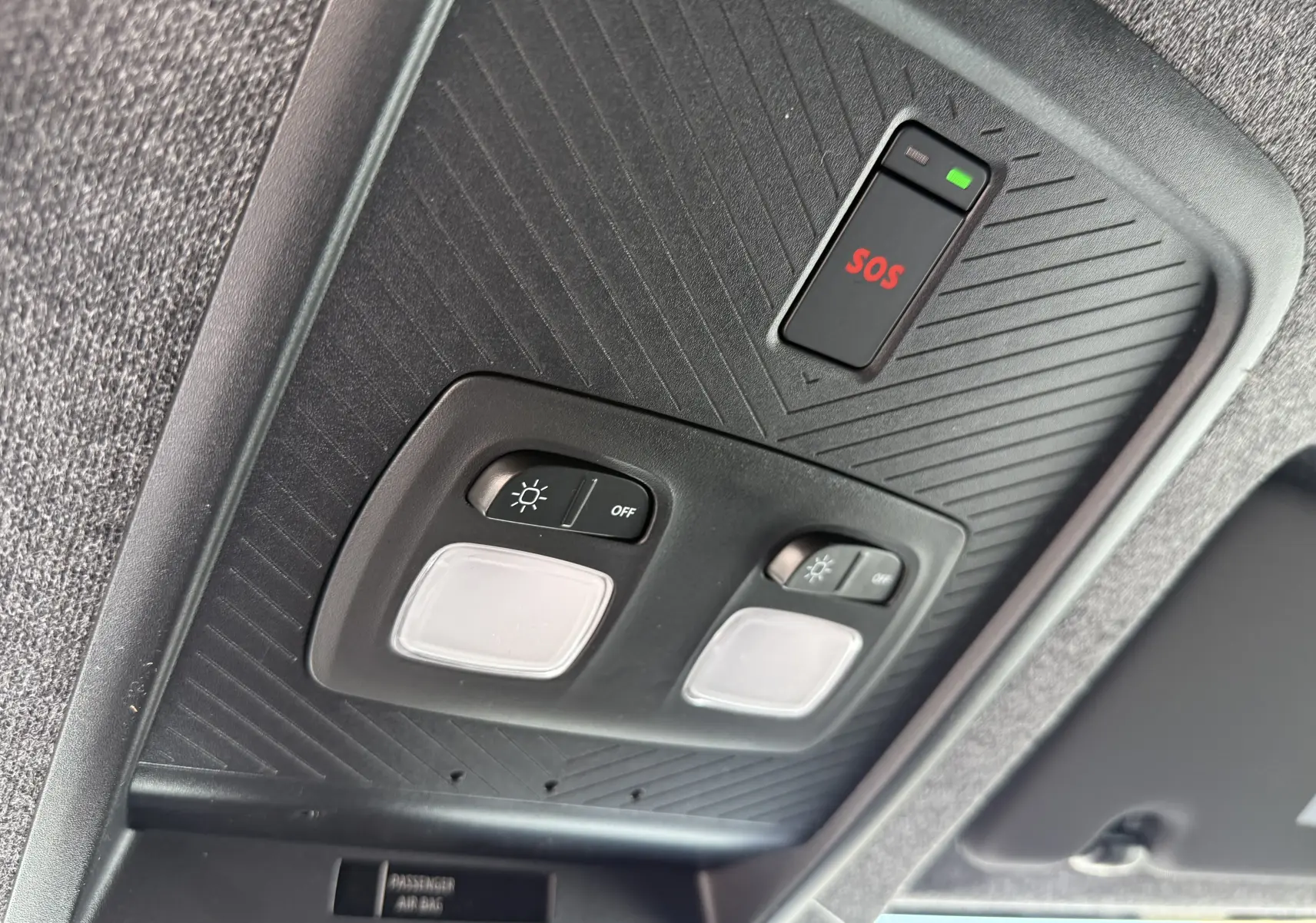 Plafonnier intérieur noir avec boutons d’éclairage et alerte SOS du Dacia Duster Hybrid 155 Extreme 2026.