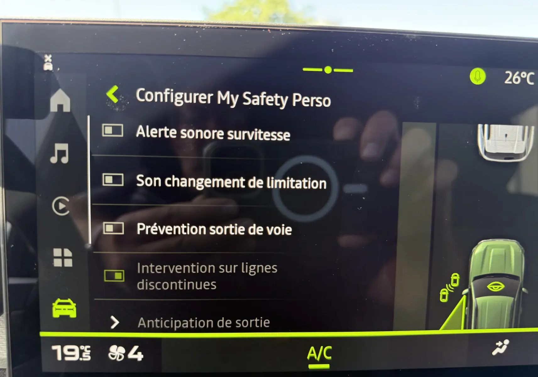 Écran central du tableau de bord du Dacia Duster Hybrid 155 Extreme montrant les réglages de sécurité personnalisée.