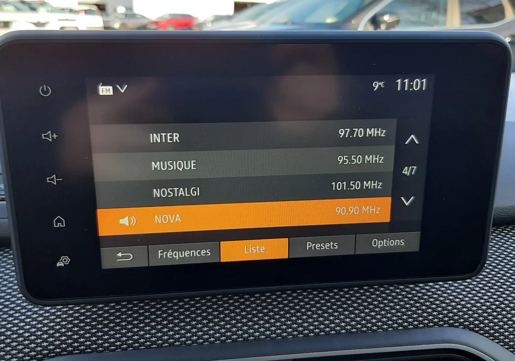 Écran tactile central du tableau de bord du Dacia Jogger affichant la liste des stations radio, avec commandes tactiles et aérateurs en dessous.
