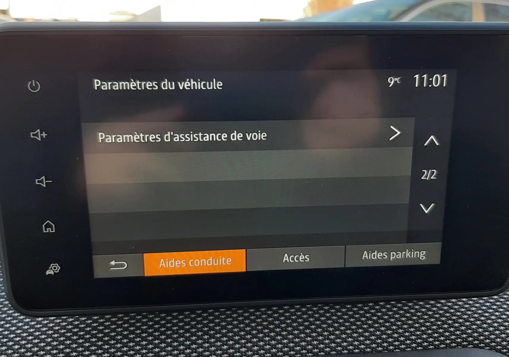 Vue intérieure du tableau de bord du Dacia Jogger 2025, écran tactile affichant les paramètres d'assistance de voie.