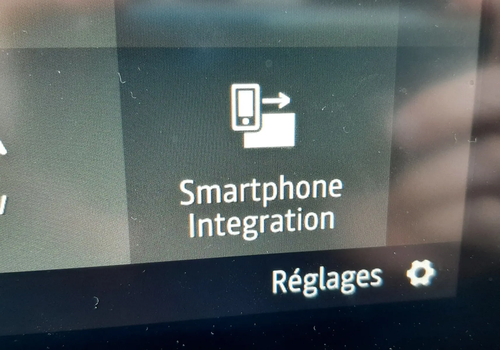 Écran tactile intérieur montrant l'option Smartphone Integration sur Dacia Jogger 2025 vert cèdre métal.