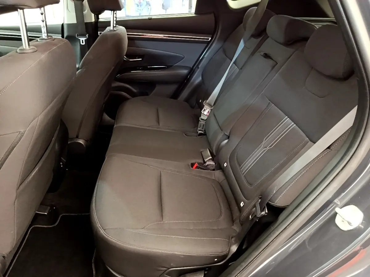Vue intérieure côté droit des sièges arrière noirs du Hyundai Tucson 1.6 Hybrid 230 Creative gris foncé de 2022.