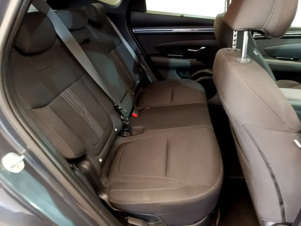 Vue intérieure côté gauche des sièges arrière noirs du Hyundai Tucson 1.6 Hybrid 230 Creative gris foncé de 2022.