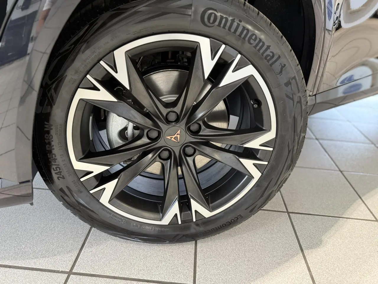 Gros plan sur la jante alliage 18'' noire et argentée avec logo CUPRA, montée sur pneu Continental du CUPRA Formentor noir Night.