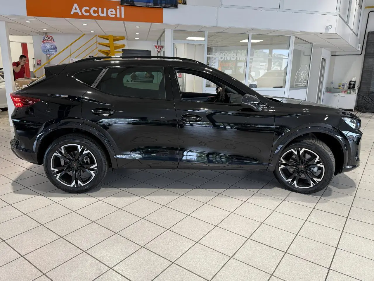 Vue de profil côté gauche d'un CUPRA Formentor noir Night avec jantes alliage 18'' et détails noirs contrastants.