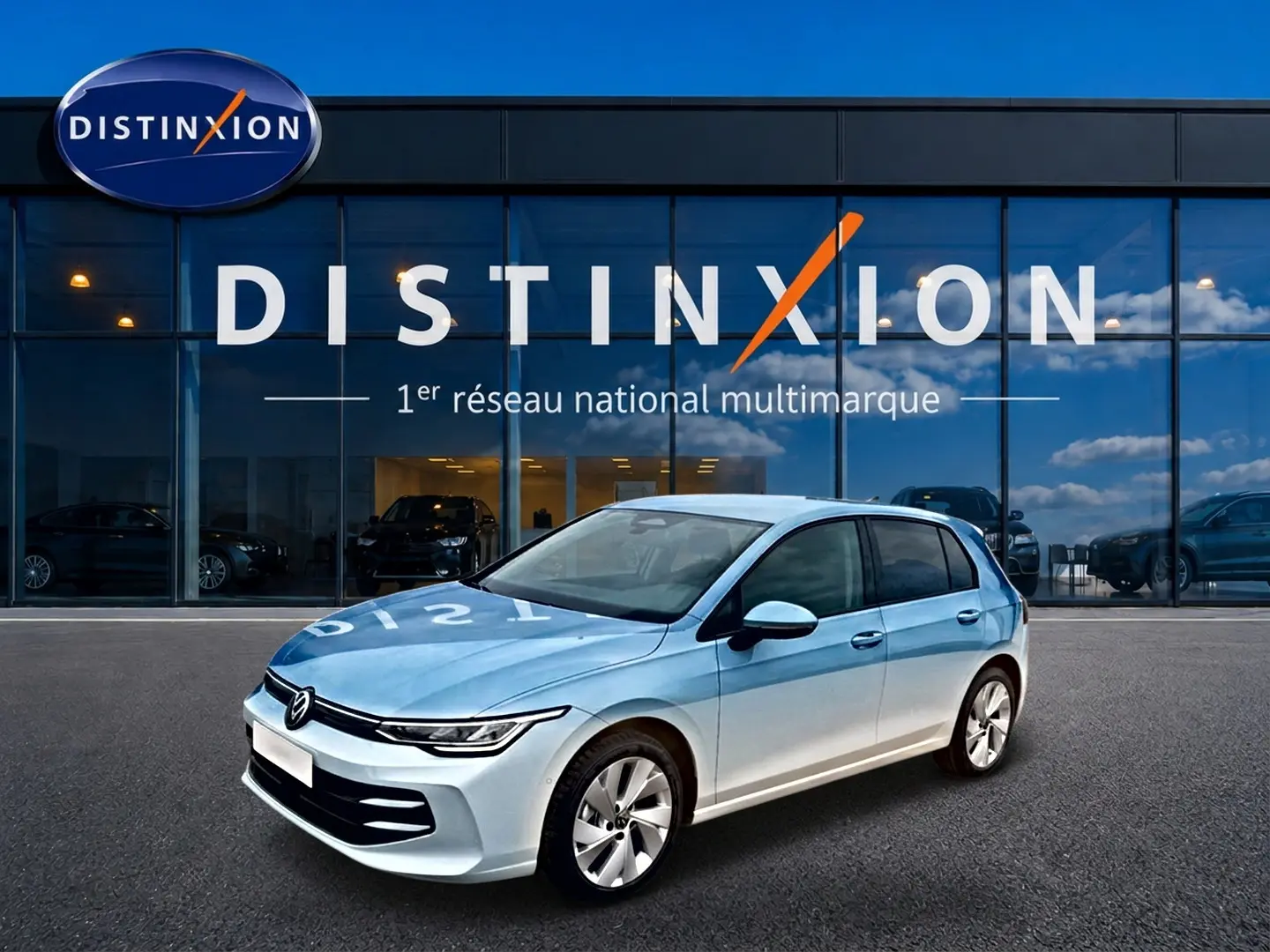 Volkswagen Golf 1.5 etsi evo2 bleu glacier vue 3/4 avant avec jantes alu 17 pouces devant showroom Distinxion.
