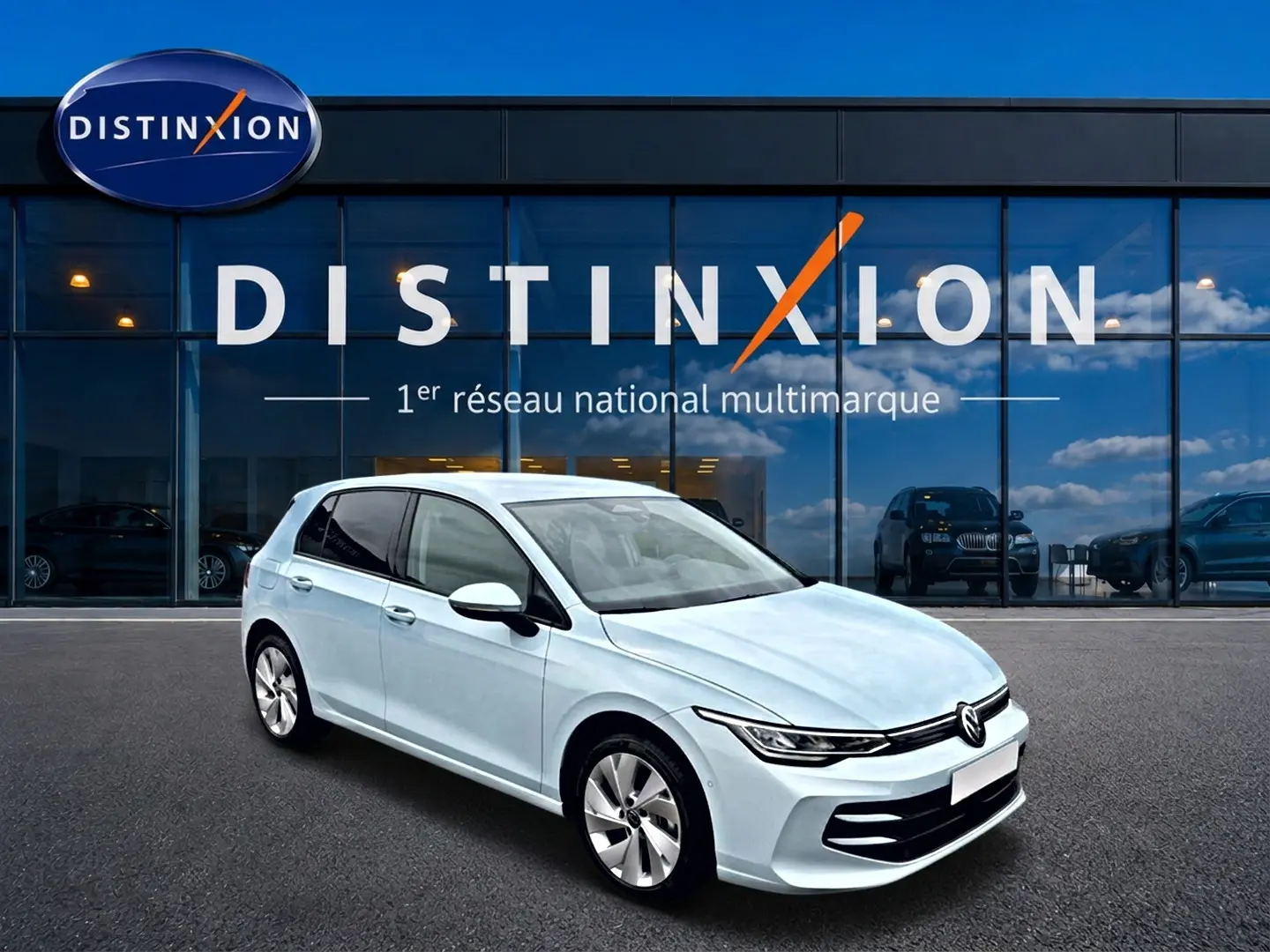 Volkswagen Golf 1.5 etsi evo2 bleu glacier vue 3/4 avant droit devant showroom Distinxion.