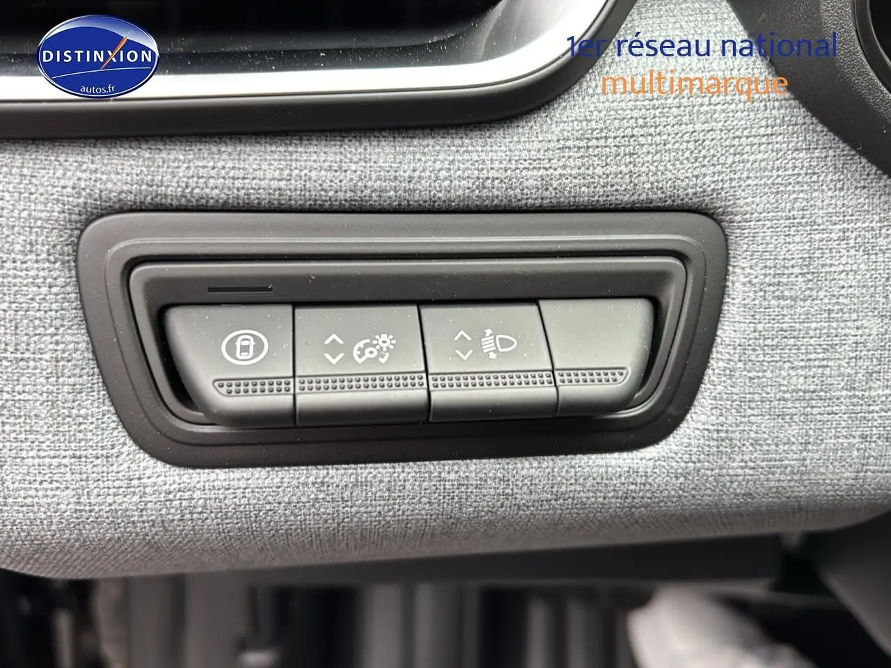 Gros plan sur les commandes de réglage des feux et verrouillage dans l'habitacle de la Renault Clio V noir étoilé 2025.