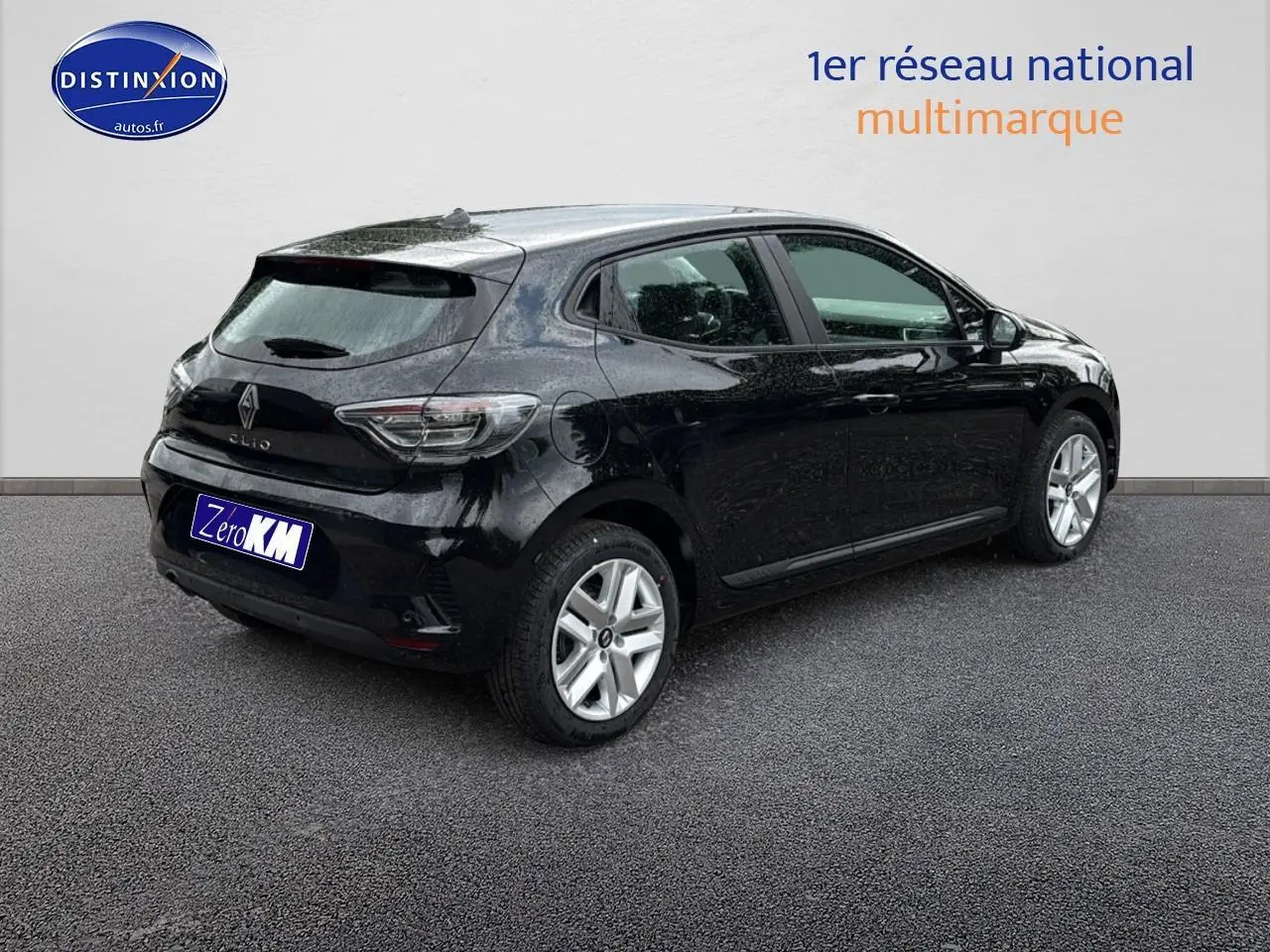 Vue 3/4 arrière droite d'une Renault Clio V noire étoilé avec jantes acier 16 pouces et feux arrière LED.