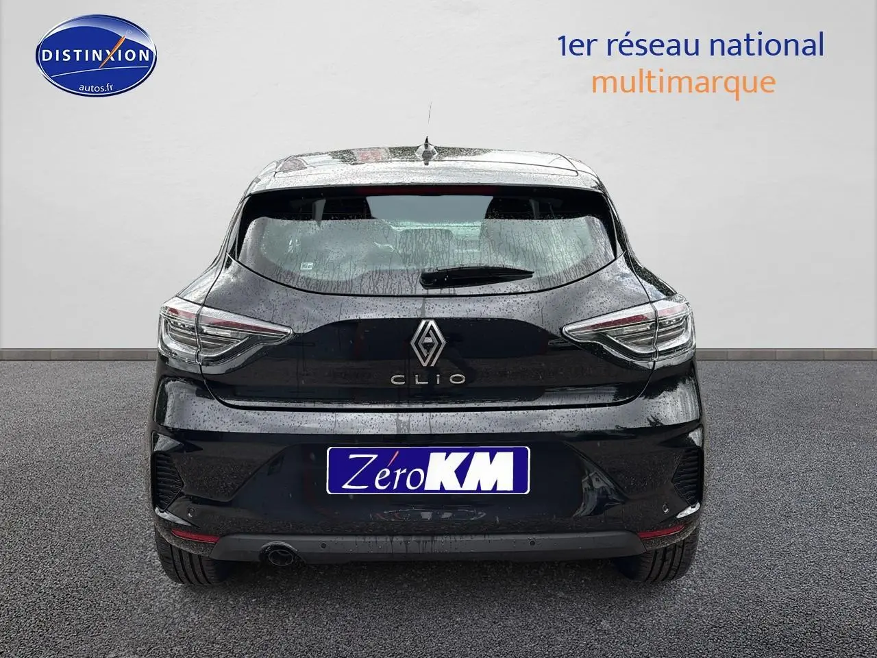 Vue arrière d'une Renault Clio V noire étoilé 2025 avec feux LED et logo distinctif bien visibles.