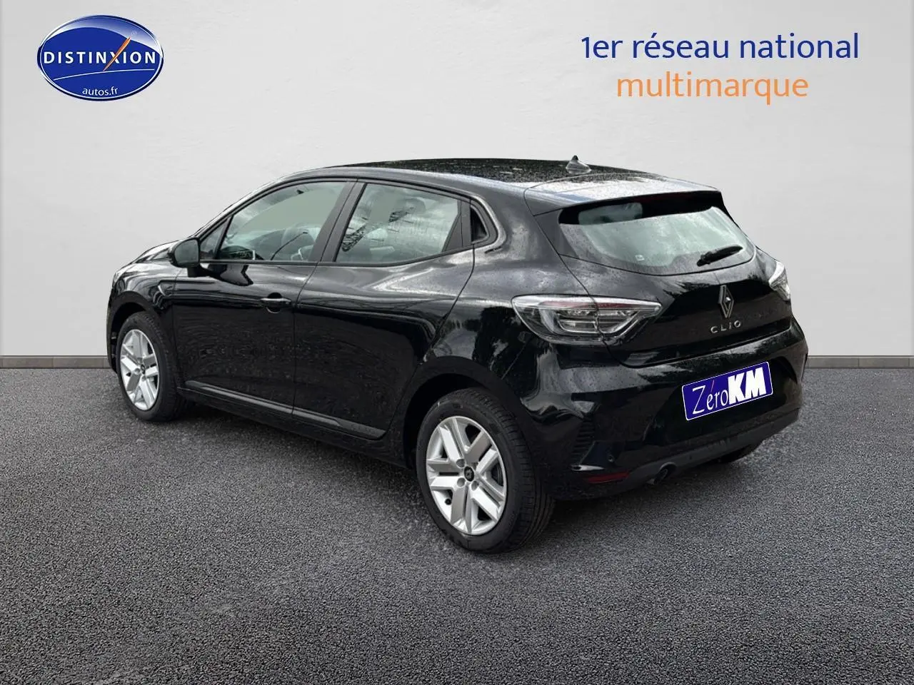 Renault Clio V noir étoilé vue 3/4 arrière côté gauche, avec jantes acier 16 pouces et feux LED distinctifs.