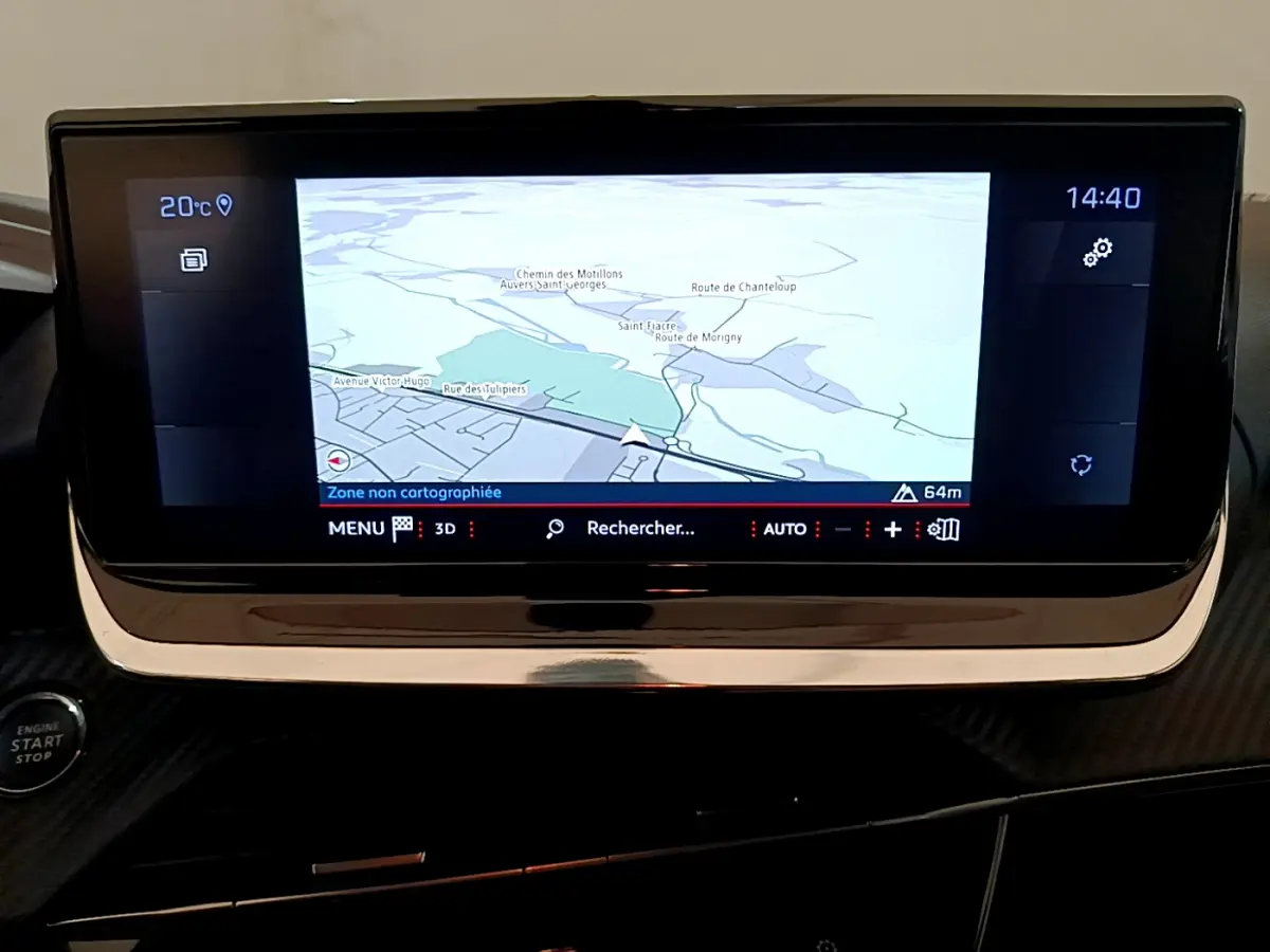 Écran tactile central de navigation du tableau de bord du Peugeot 208 blanc, affichant une carte en 3D.