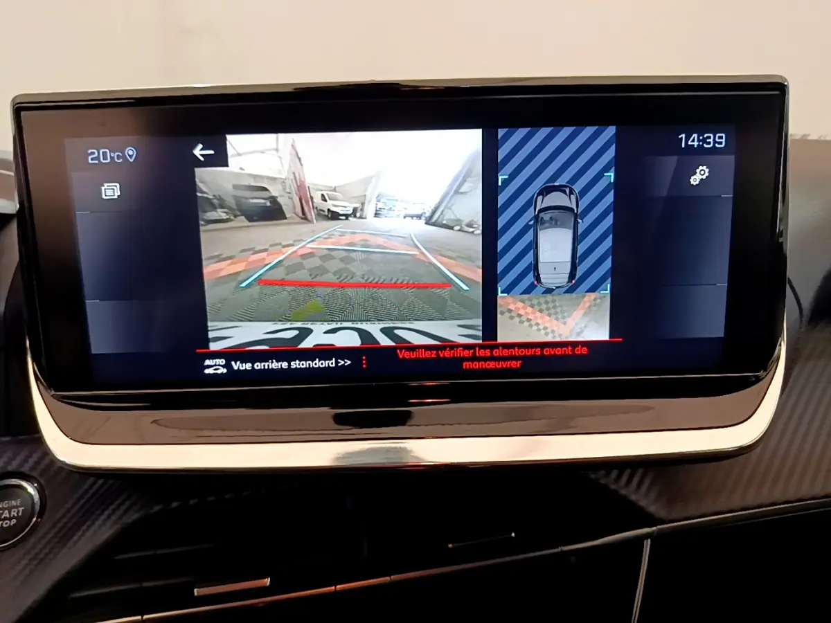 Écran tactile intérieur affichant la caméra de recul et vue 360° du Peugeot 208 blanc PureTech 100 S&S Allure Business.