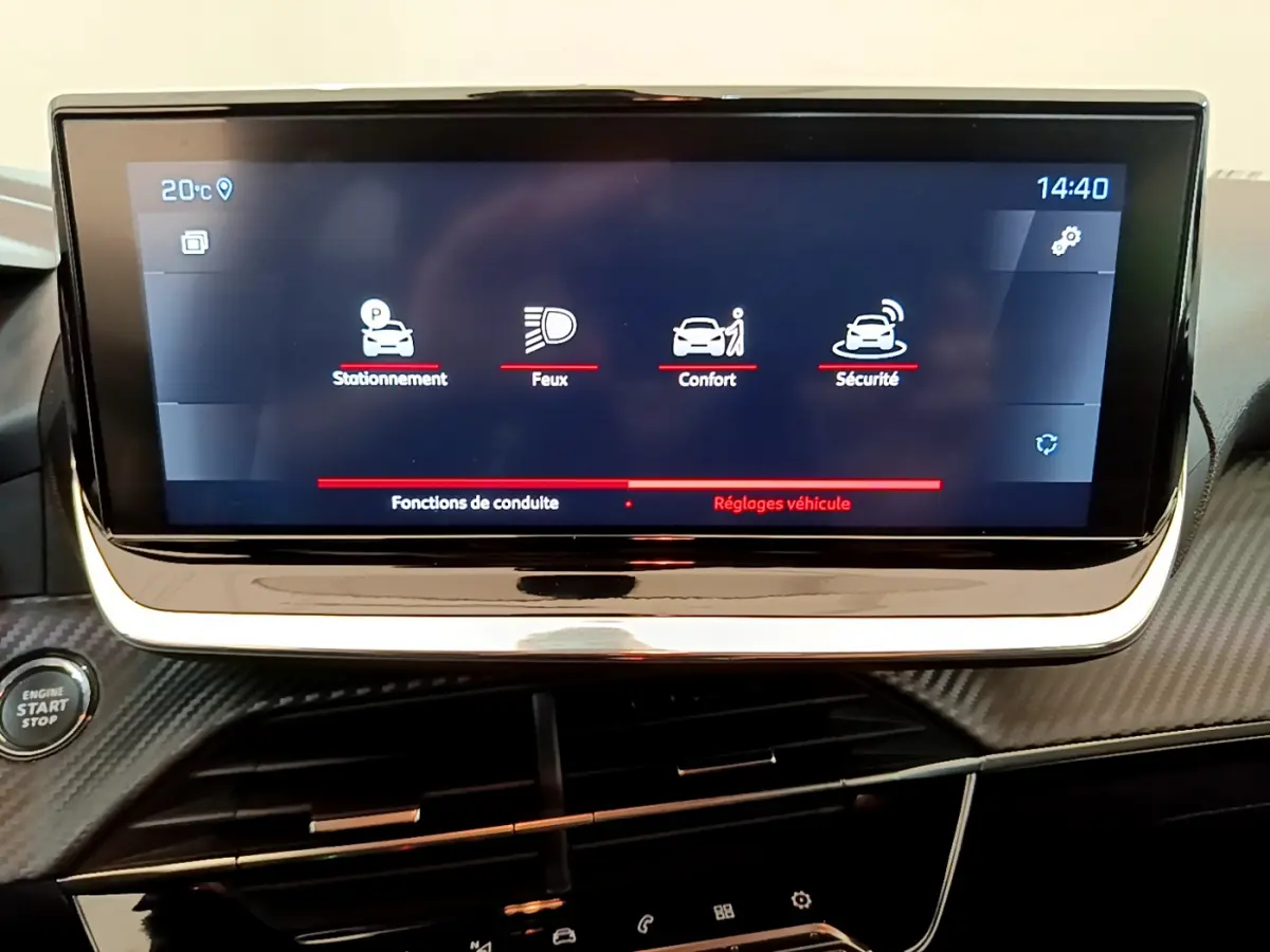 Écran tactile central affichant les réglages véhicule dans l’habitacle de la Peugeot 208 blanche, vue de face rapprochée.