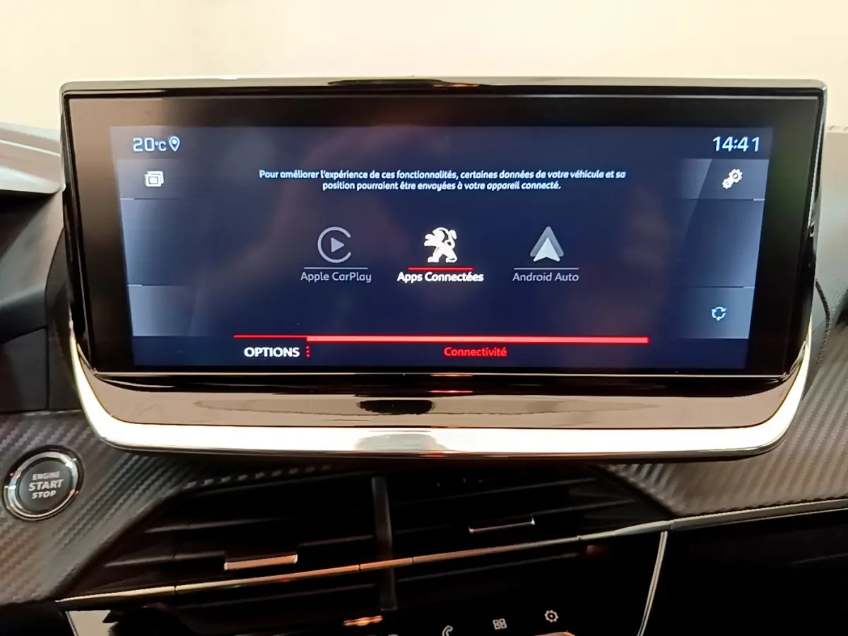 Écran tactile central de 7 pouces affichant Apple CarPlay et Android Auto dans le tableau de bord noir de la Peugeot 208 blanche
