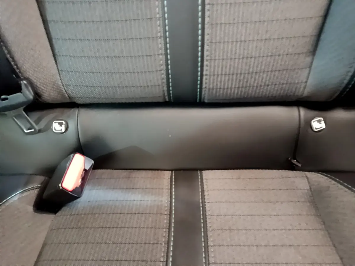 Détail de la banquette arrière grise avec surpiqûres et fixations Isofix du Peugeot 208 blanc 2020.