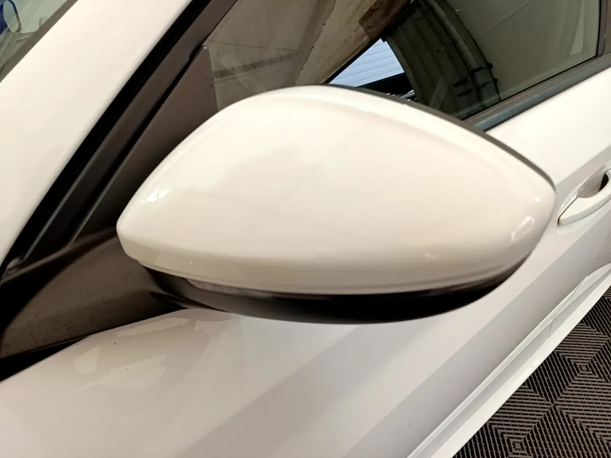 Rétroviseur côté gauche blanc de la Peugeot 208 PureTech 100 S&S Allure Business vue en gros plan.