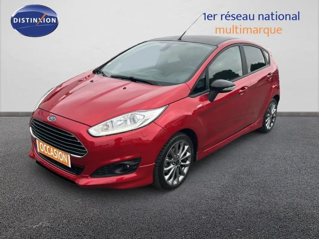 Vue 3/4 avant d'une Ford Fiesta rouge 2017 avec jantes alliage et toit noir contrasté.