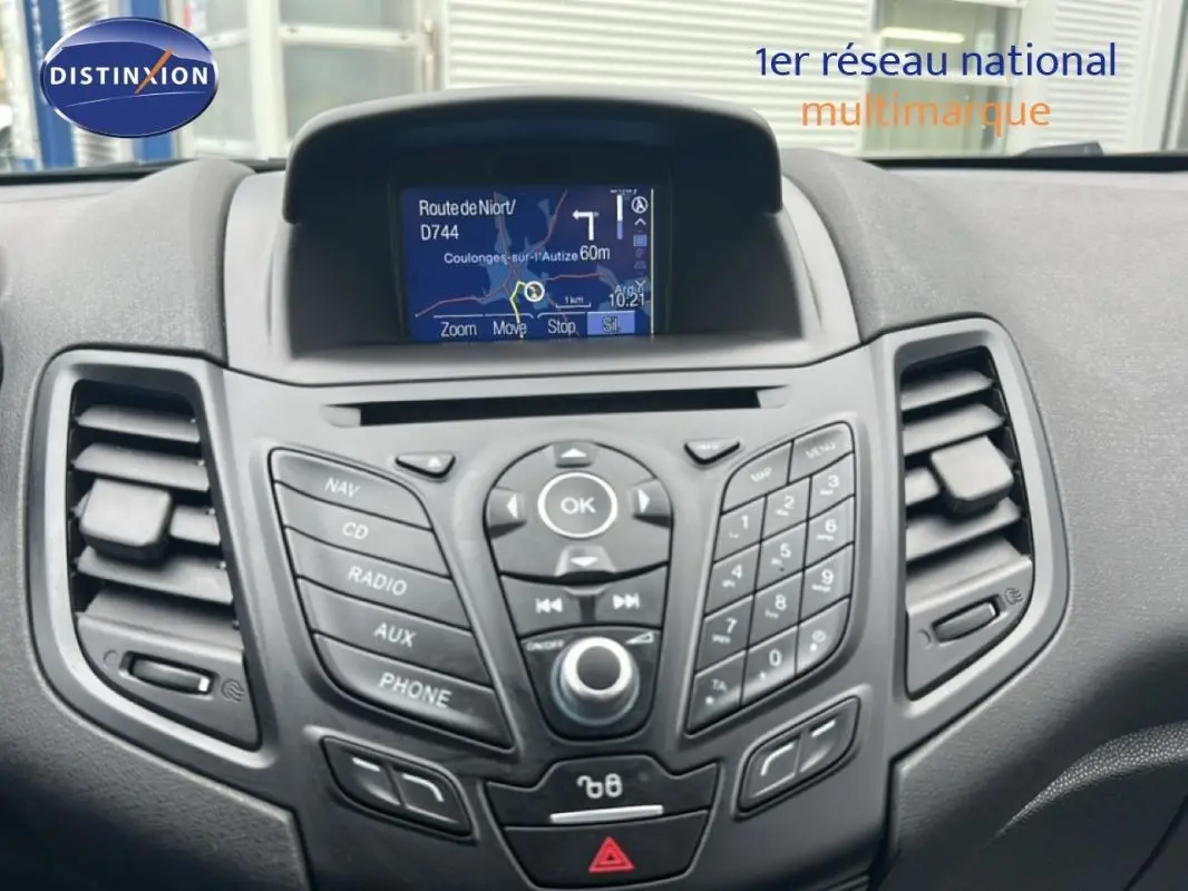 Vue rapprochée du tableau de bord noir de la Ford Fiesta 2017 avec écran GPS et commandes centrales visibles.