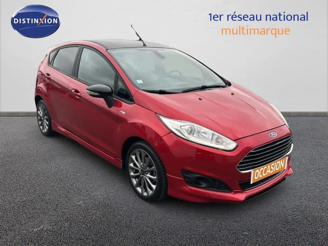 Ford Fiesta rouge 2017 vue 3/4 avant droit avec jantes alliage et calandre noire distinctive.