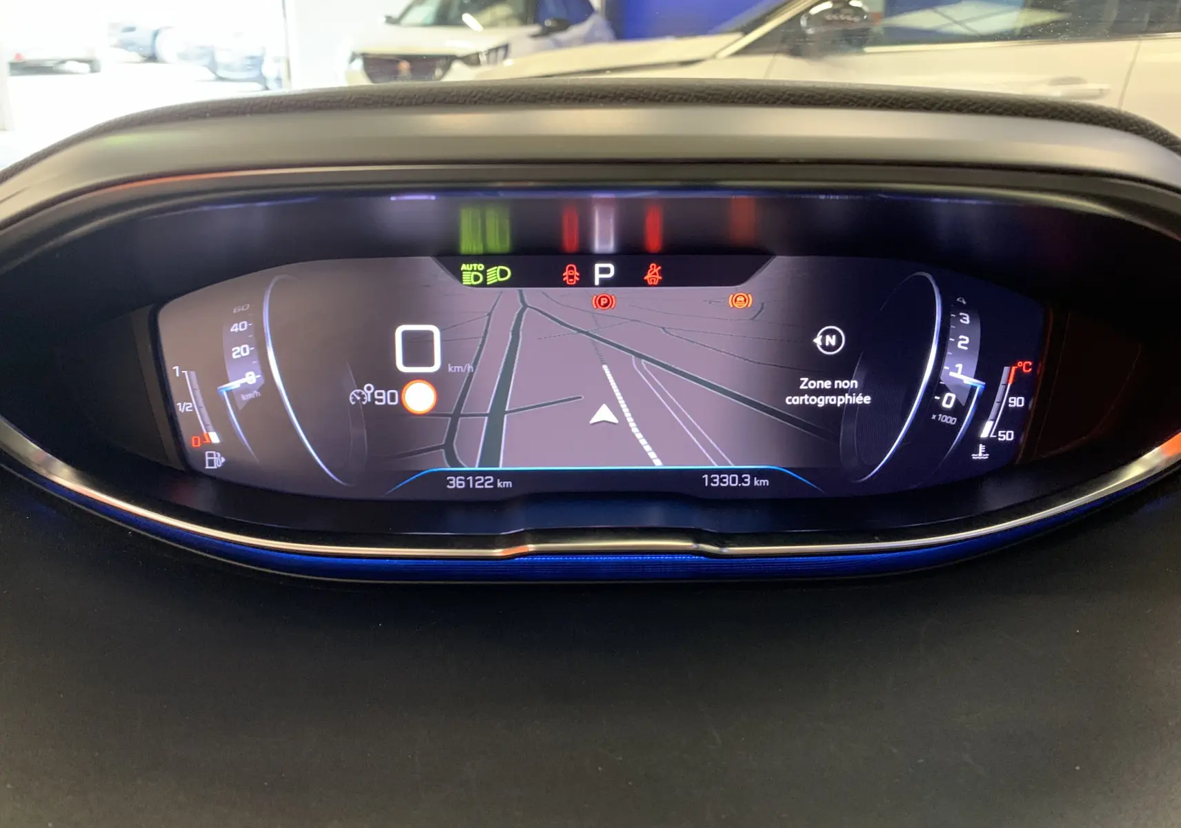 Gros plan sur la commande de régulateur de vitesse du Peugeot 3008 PureTech 130 Allure Pack en intérieur.