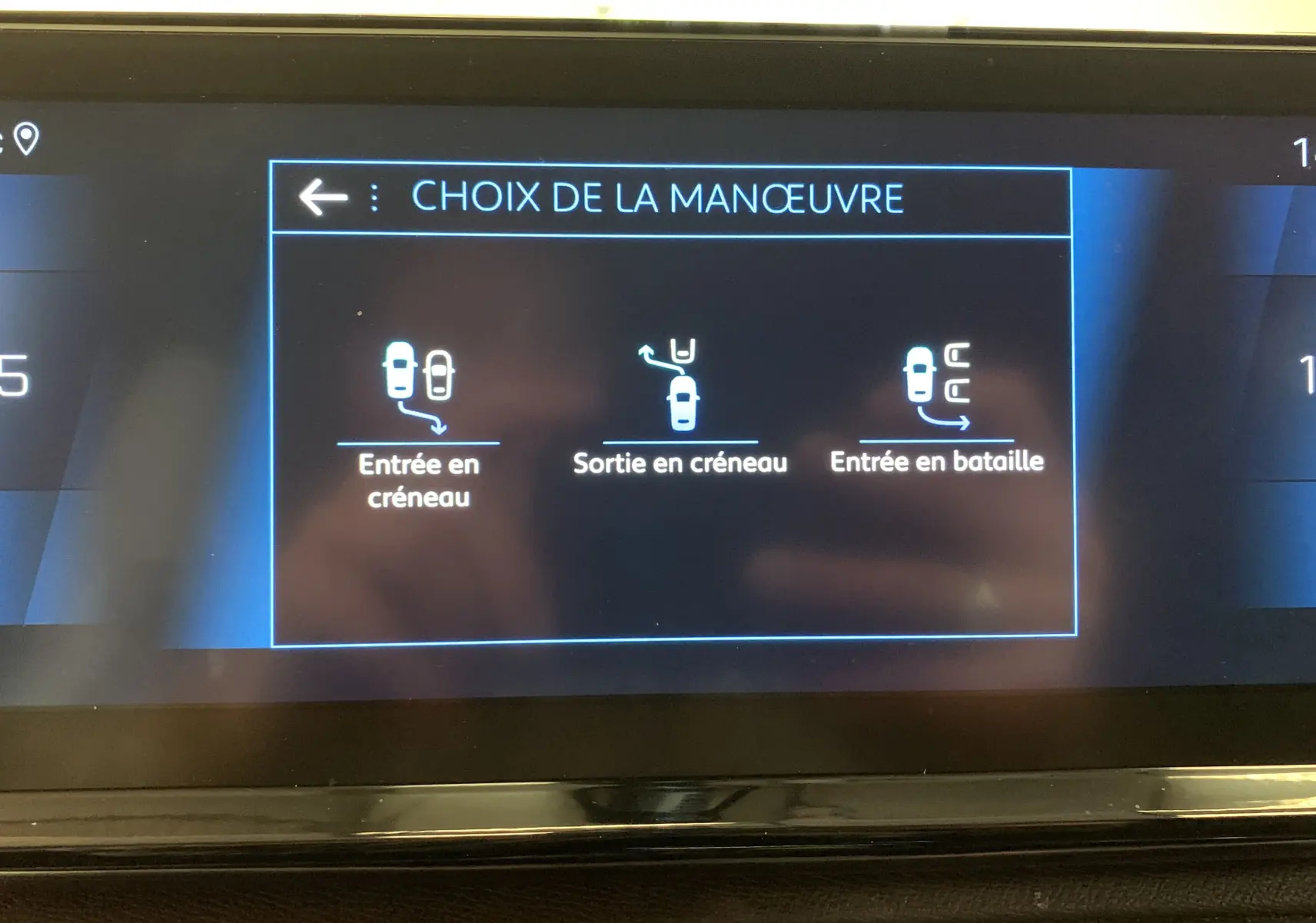 Écran tactile central du Peugeot 3008 PureTech 130 Allure Pack affichant les stations radio FM avec interface moderne.