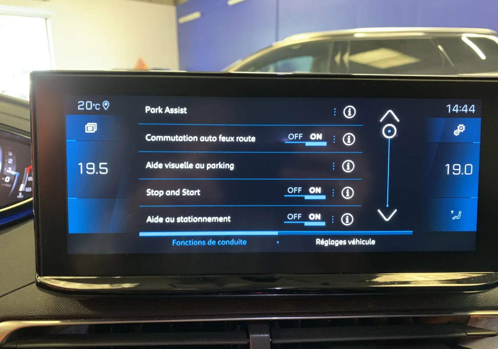 Écran tactile central du Peugeot 3008 PureTech 130 Allure Pack affichant la connexion Bluetooth et la température intérieure.
