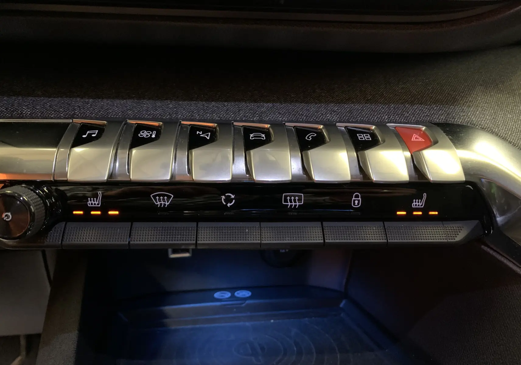 Gros plan sur le compartiment de recharge sans fil et prise 12V du Peugeot 3008 PureTech 130 Allure Pack 2020.