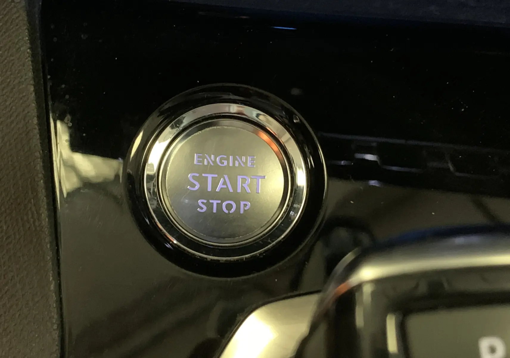 Gros plan sur la console centrale noire brillante du Peugeot 3008 PureTech 130 Allure Pack EAT8, levier de vitesse automatique et bouton Drive Mode.