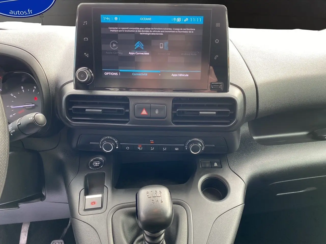 Vue intérieure du tableau de bord du Citroën Berlingo blanc 2019, avec écran tactile et levier de vitesses manuel.