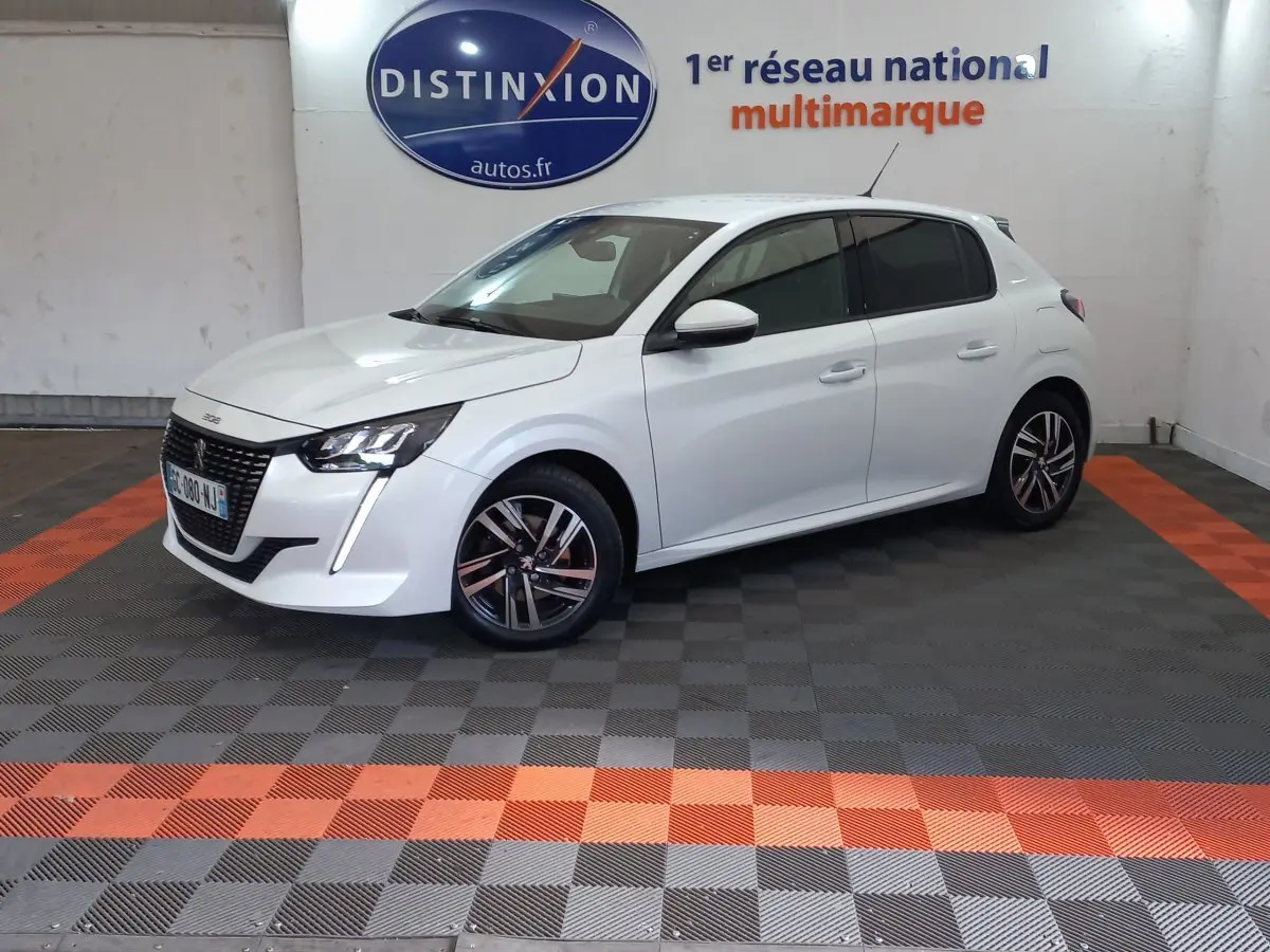 Peugeot 208 blanc en vue 3/4 avant droit, avec phares LED et jantes alliage distinctives.