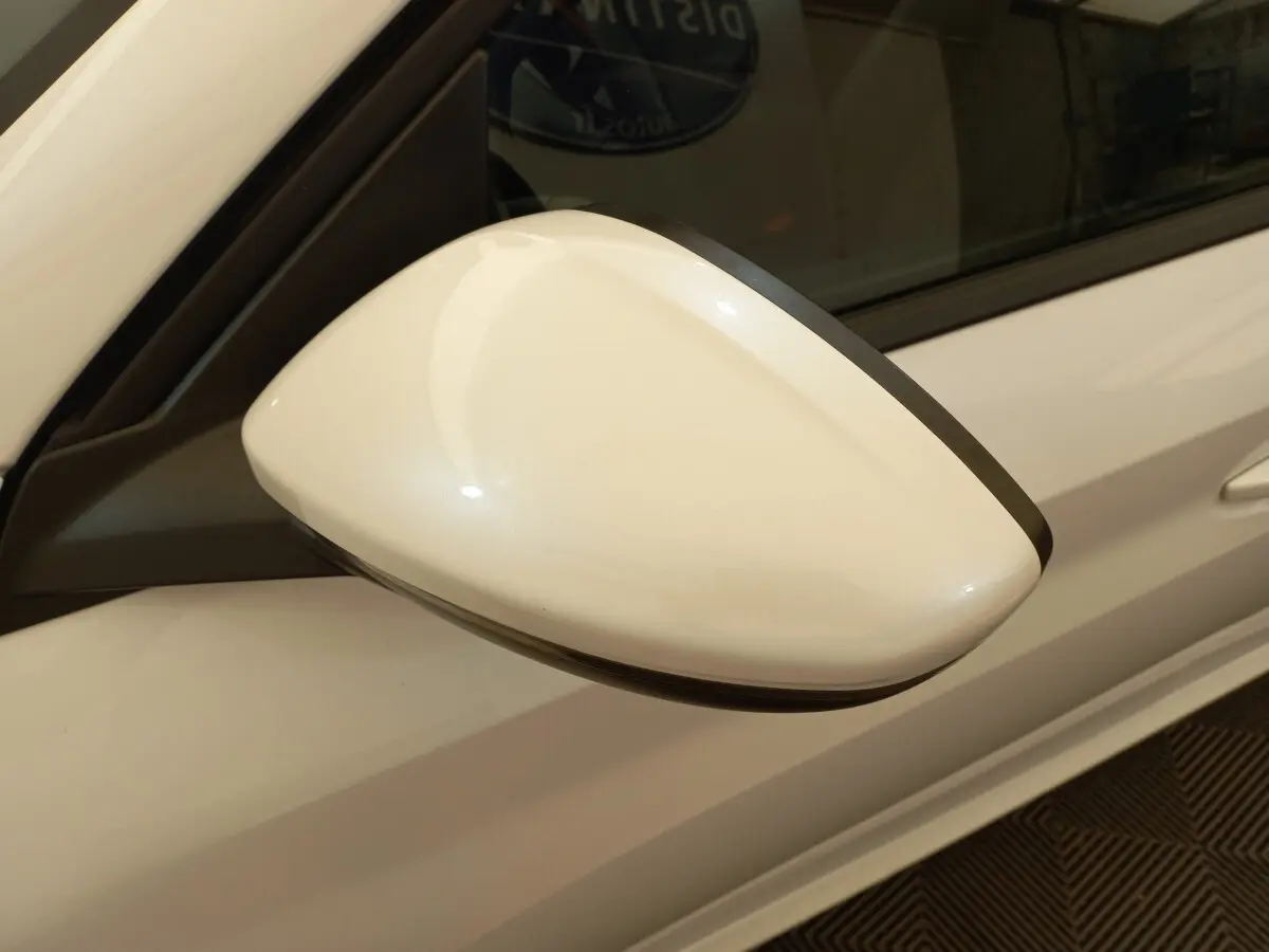 Rétroviseur côté gauche blanc de la Peugeot 208 PureTech 100 S&S Allure 2021 vue en gros plan