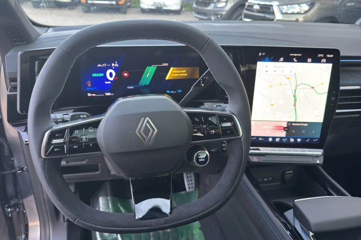 Intérieur du Renault Austral New 200 Esprit Alpine, vue centrée sur le volant cuir et l'écran tactile vertical.