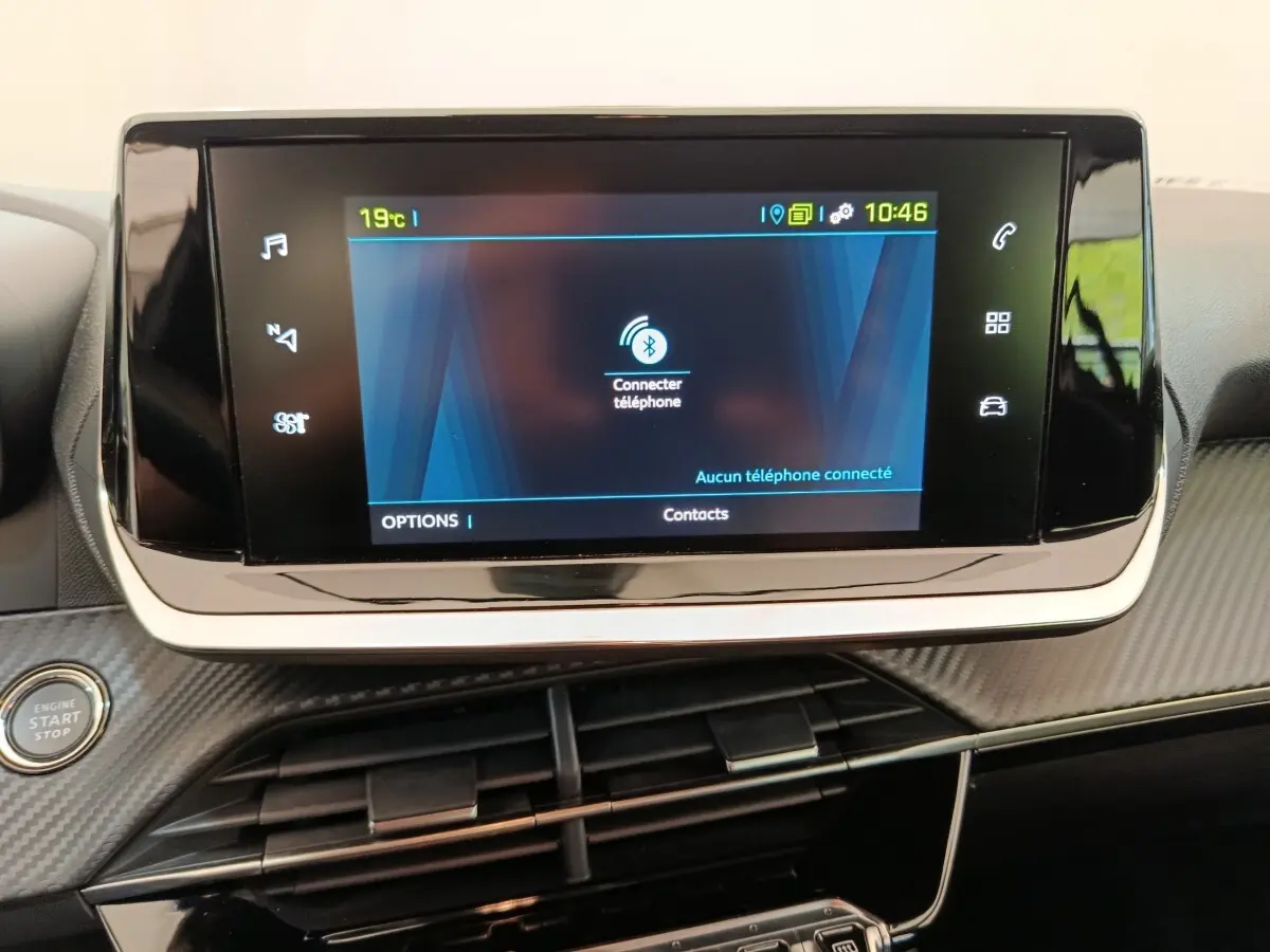 Écran tactile central du tableau de bord de la Peugeot 208 électrique Active Business R, affichage Bluetooth.