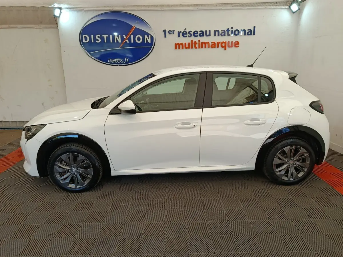 Peugeot 208 électrique Active Business R blanc vue de profil côté gauche, avec jantes foncées et poignées de porte assorties.