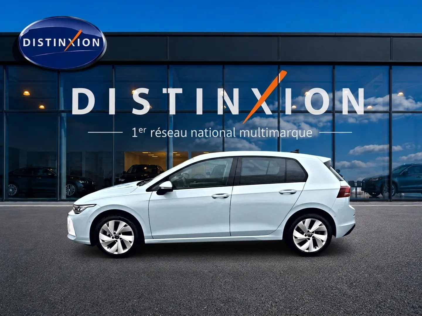 Volkswagen Golf 1.5 etsi evo2 116 life dsg7 bleu glacier vue profil côté gauche devant showroom Distinxion.