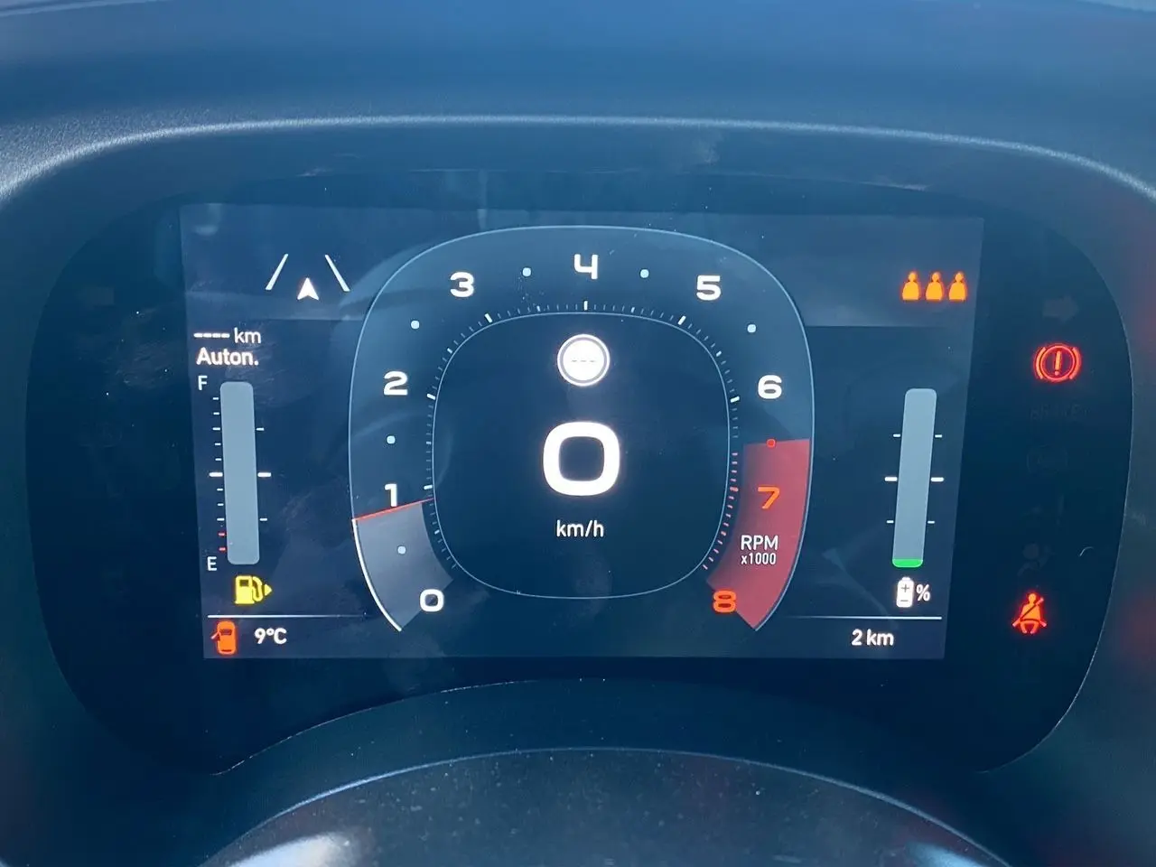Tableau de bord numérique de la Fiat Panda noire 2025, affichant 0 km/h et indicateurs de sécurité actifs.